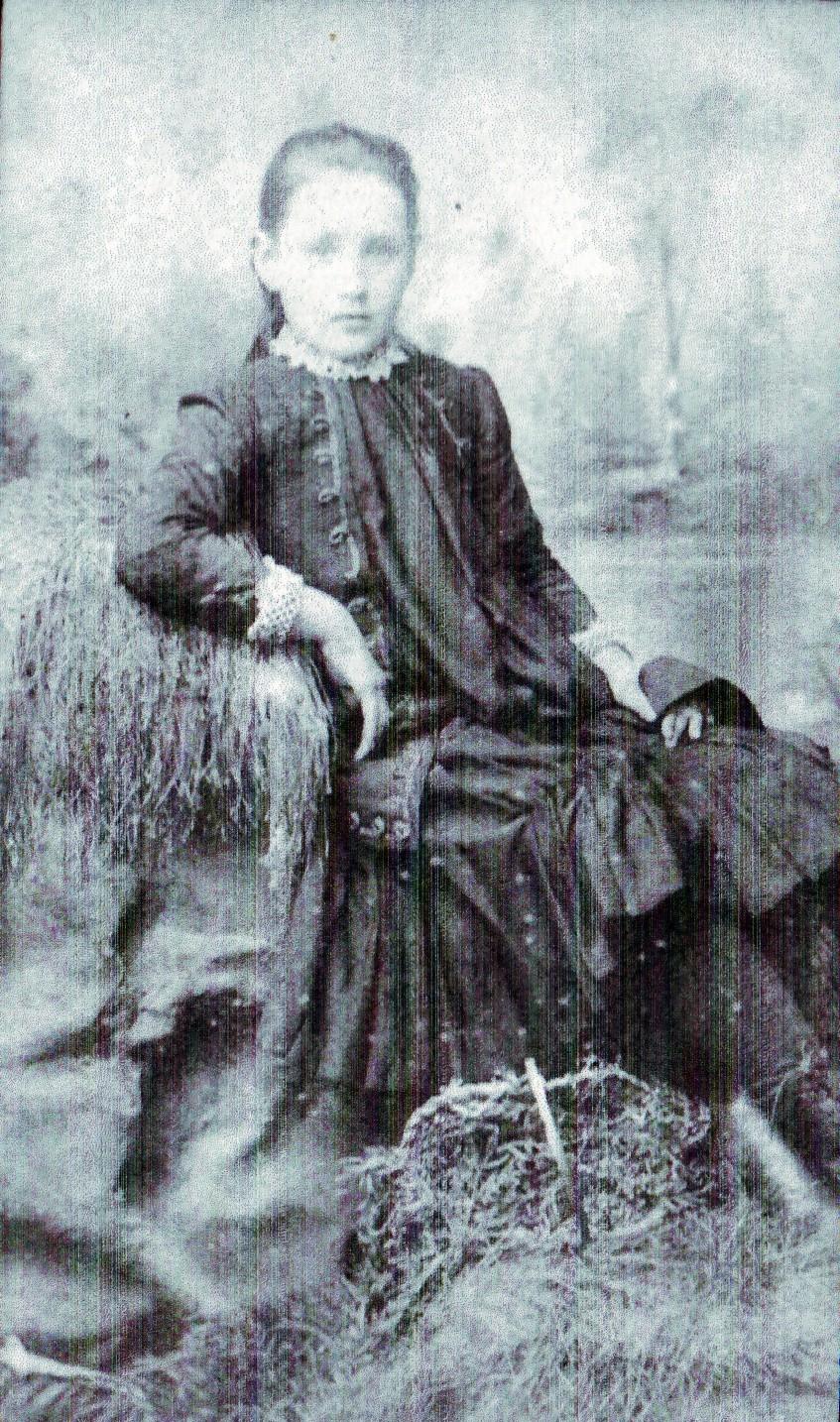 Photo of photos/Flora Knights (b 1881) nee McLennan young portrait